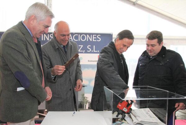 Montajes Delsaz coloca la primera piedra de sus nuevas instalaciones